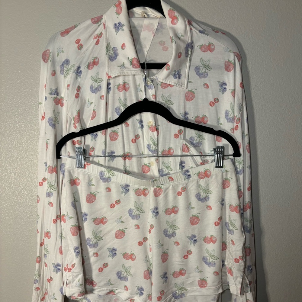Djerf Avenue Glow Slow Shirt & Shorts Summer Berries